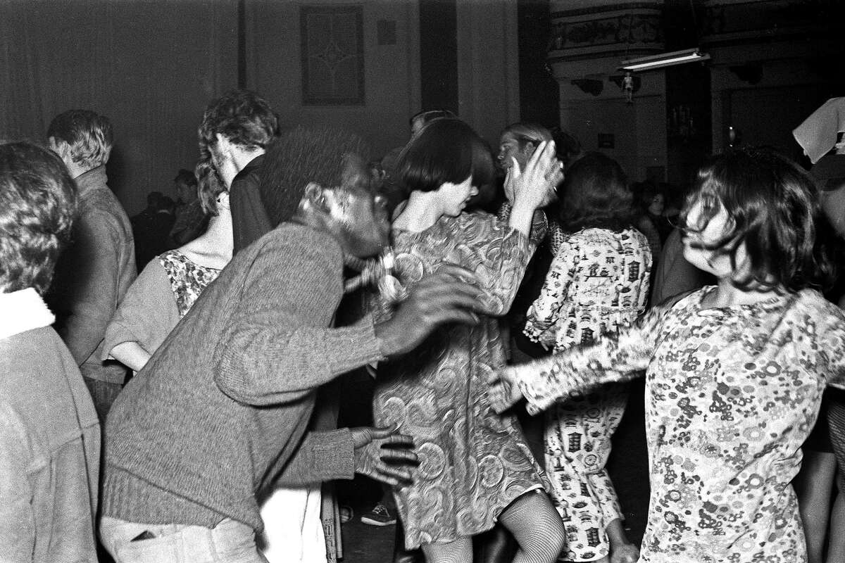 Los hippies bailan en un concierto de rock psicodélico en el Auditorio Fillmore de San Francisco, California, a principios del verano de 1967. 