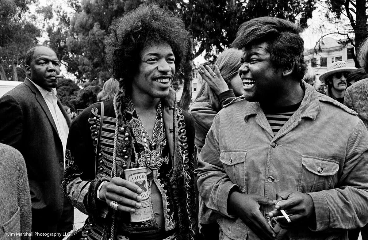 Jimi Hendrix y Buddy Miles pasando el rato juntos durante el set Ace of Cups durante su concierto gratuito en el Panhandle, el 25 de junio de 1967. Hendrix y Miles luego colaborarían juntos en Band of Gypsys.