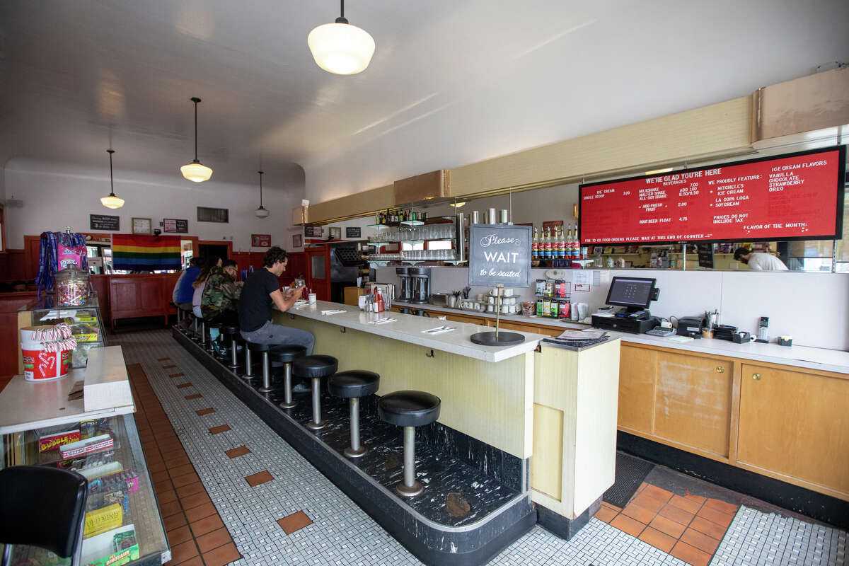 El largo mostrador de comedor en St. Francis Fountain en San Francisco el 30 de junio de 2022. 