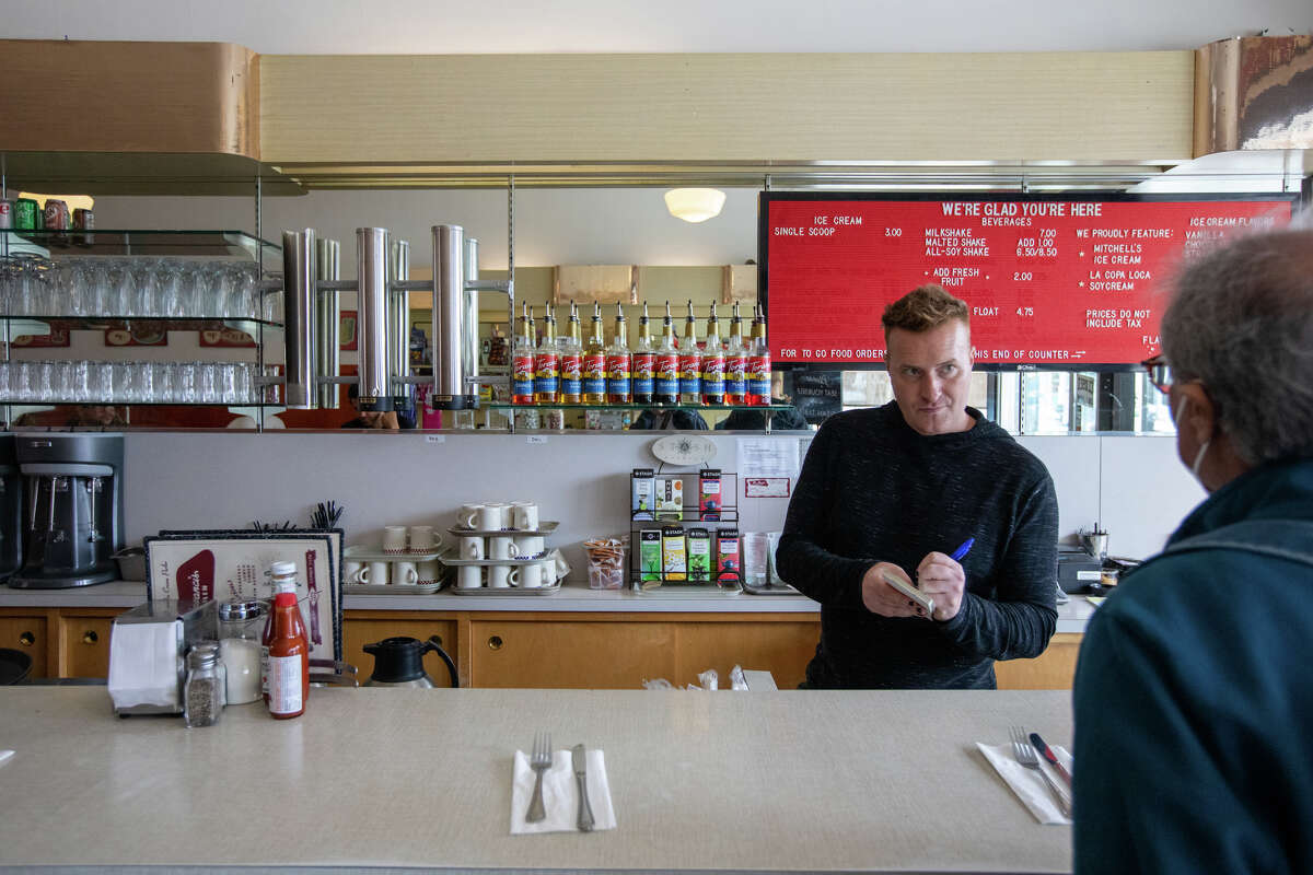 Raoni Washburn, gerente de St. Francis Fountain, recibe un pedido de un cliente en el restaurante de San Francisco el 30 de junio de 2022.