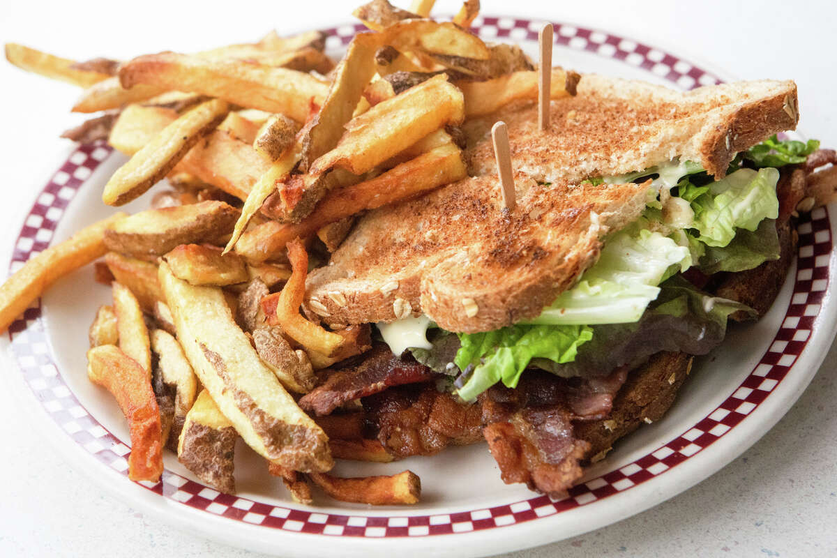 El sándwich BLT es una de las especialidades en St. Francis Fountain en San Francisco, California, el 30 de junio de 2022. Es uno de los únicos comensales que quedan en San Francisco.