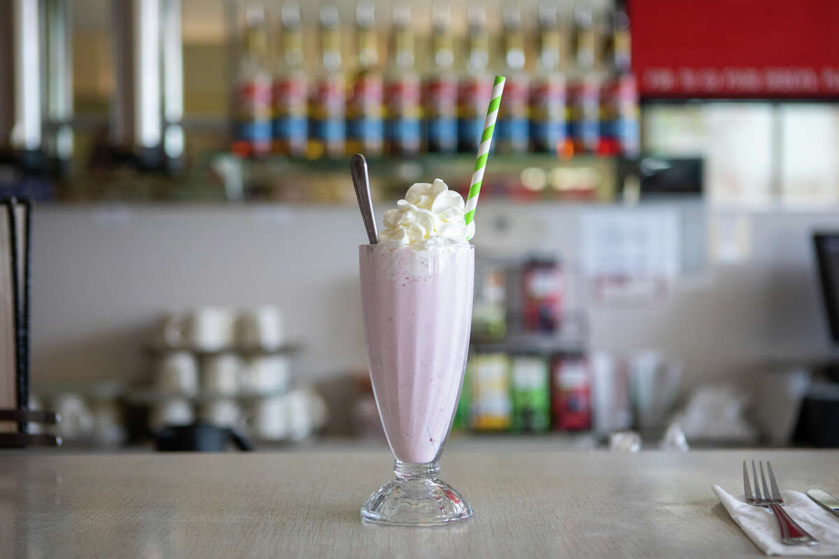 Un batido de fresa es una de las especialidades en St. Francis Fountain en San Francisco el 30 de junio de 2022. Es uno de los comensales más antiguos que quedan en San Francisco.