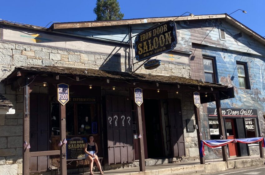  A las afueras de Yosemite, el Iron Door Saloon afirma ser el bar más antiguo de California.