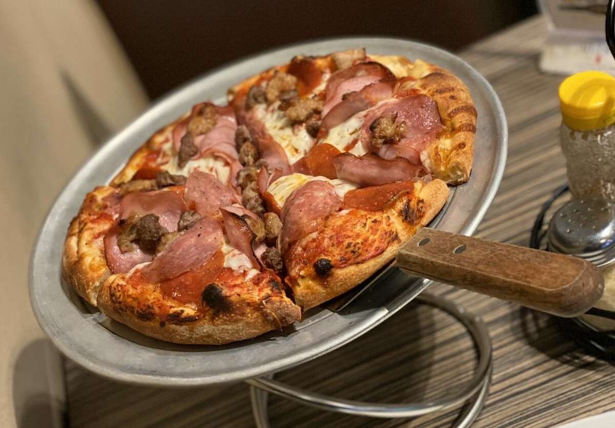 The Bogie at Stuft Pizza es un sueño para los amantes de la carne con pepperoni, salami, carne molida, salchichas y jamón. 