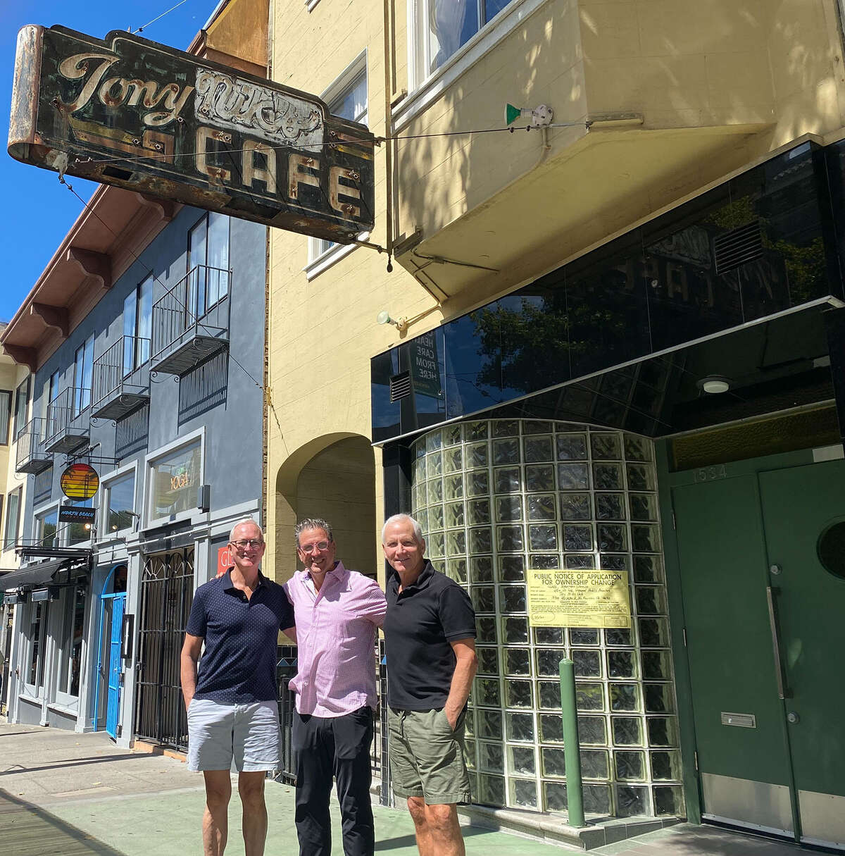 Los antiguos propietarios Dan Kent (izquierda) y Mark Nicco (derecha) vendieron recientemente el bar Tony Nik's a un cliente de toda la vida, Sebastian Scala (centro).