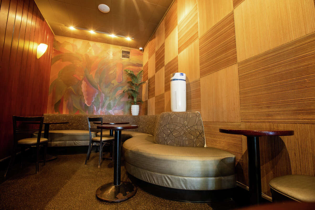 El área de asientos traseros incluye un mural antiguo en Tony Niks en San Francisco, California, el 7 de julio de 2022. Scala, patrocinador y gerente desde hace mucho tiempo, es el nuevo propietario de Tony Niks, un bar antiguo en el corazón de North Beach. . Se compromete a preservar su legado.