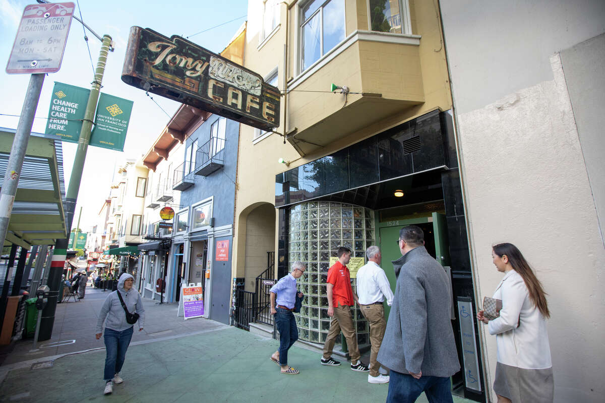 Los clientes ingresan a Tony Niks en San Francisco, California, el 7 de julio de 2022. Scala, patrocinador y gerente desde hace mucho tiempo, es el nuevo propietario de Tony Niks, un bar antiguo en el corazón de North Beach. Se compromete a preservar su legado.