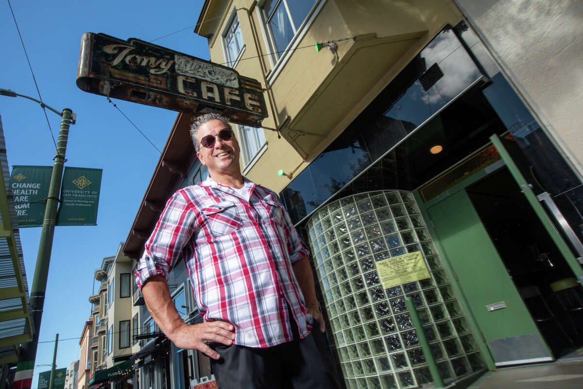 Sebastian Scala, posa para una foto en las afueras de Tony Niks en San Francisco, California, el 7 de julio de 2022. Scala, patrocinador y gerente desde hace mucho tiempo, es el nuevo propietario de Tony Niks, un bar antiguo en el corazón de North Beach. Se compromete a preservar su legado.