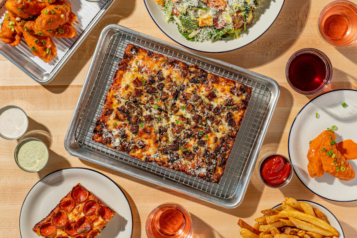 “How Mush-Room?” de Square Pie Guys, una pizza de champiñones asados ​​con salsa blanca.