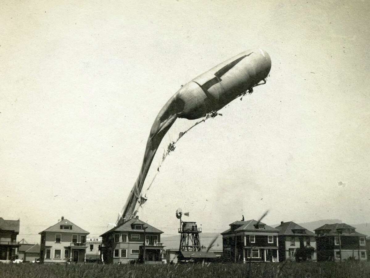 El dirigible de Morrell se hunde y se estrella sobre Berkeley el 23 de mayo de 1908. Si miras de cerca, puedes ver al miembro de la tripulación en la parte superior del globo. La foto es de la colección de William R. Stein de The Jive Bomber.