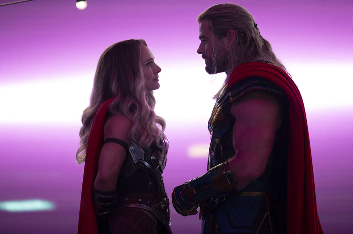 Chris Hemsworth como Thor y Natalie Portman como Jane Foster en Marvel Studios' "Thor: Amor y Trueno." Foto cortesía de Marvel Studios.©Marvel Studios 2022. Todos los derechos reservados.