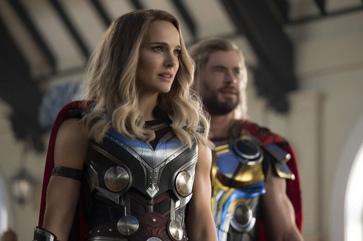 Chris Hemsworth como Thor y Natalie Portman como Jane Foster en Marvel Studios' "Thor: Amor y Trueno." Foto cortesía de Marvel Studios.©Marvel Studios 2022. Todos los derechos reservados.