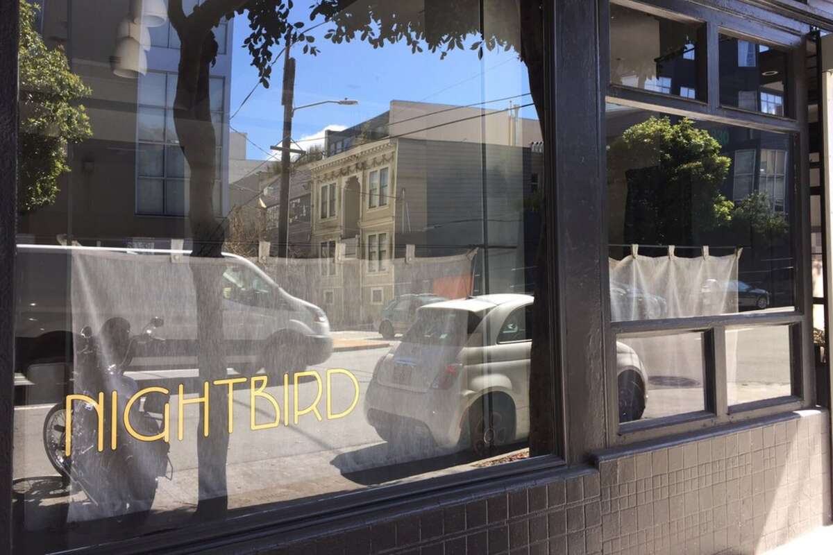 Nightbird se encuentra entre un grupo de restaurantes de San Francisco que han sido bombardeados con críticas negativas en Google. Las reseñas son parte de una estafa para sacar dinero de los restaurantes. 