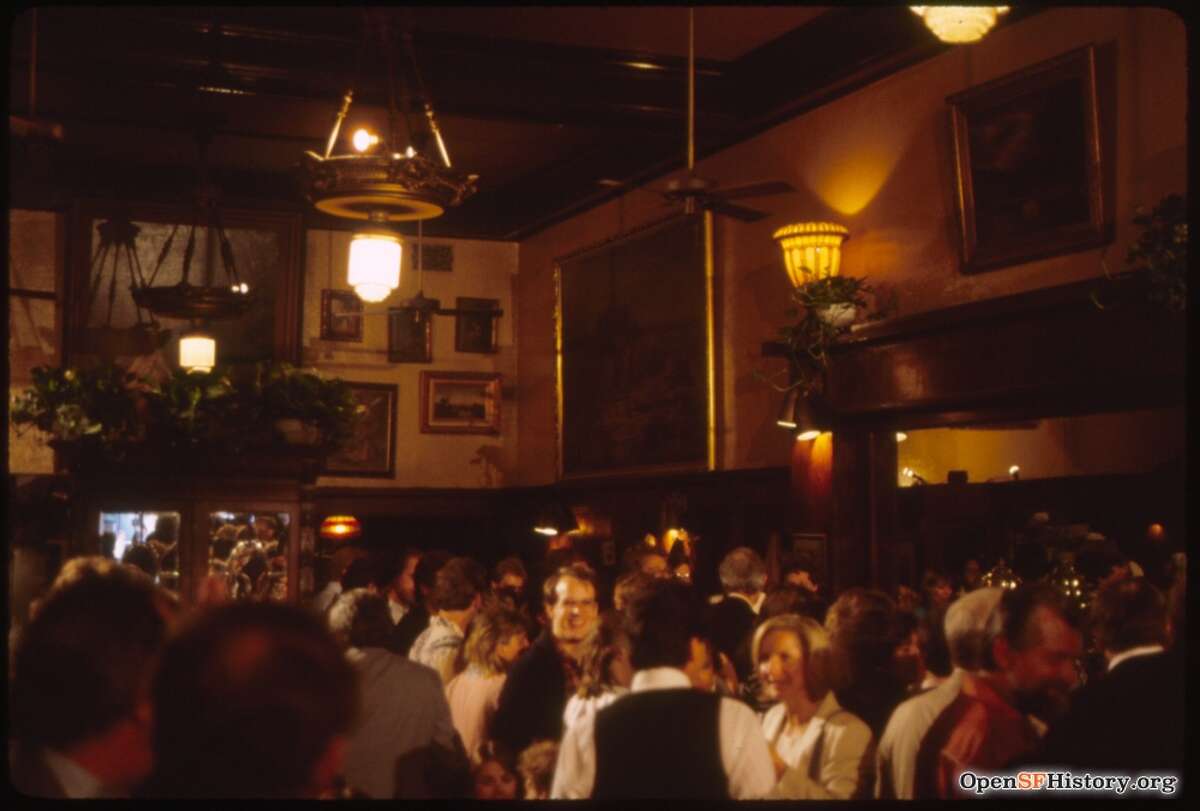 Interior de Hoffman's Grill, 619 Market entre 2nd Street y New Montgomery, tomada el último día de trabajo, 29 de junio de 1984.