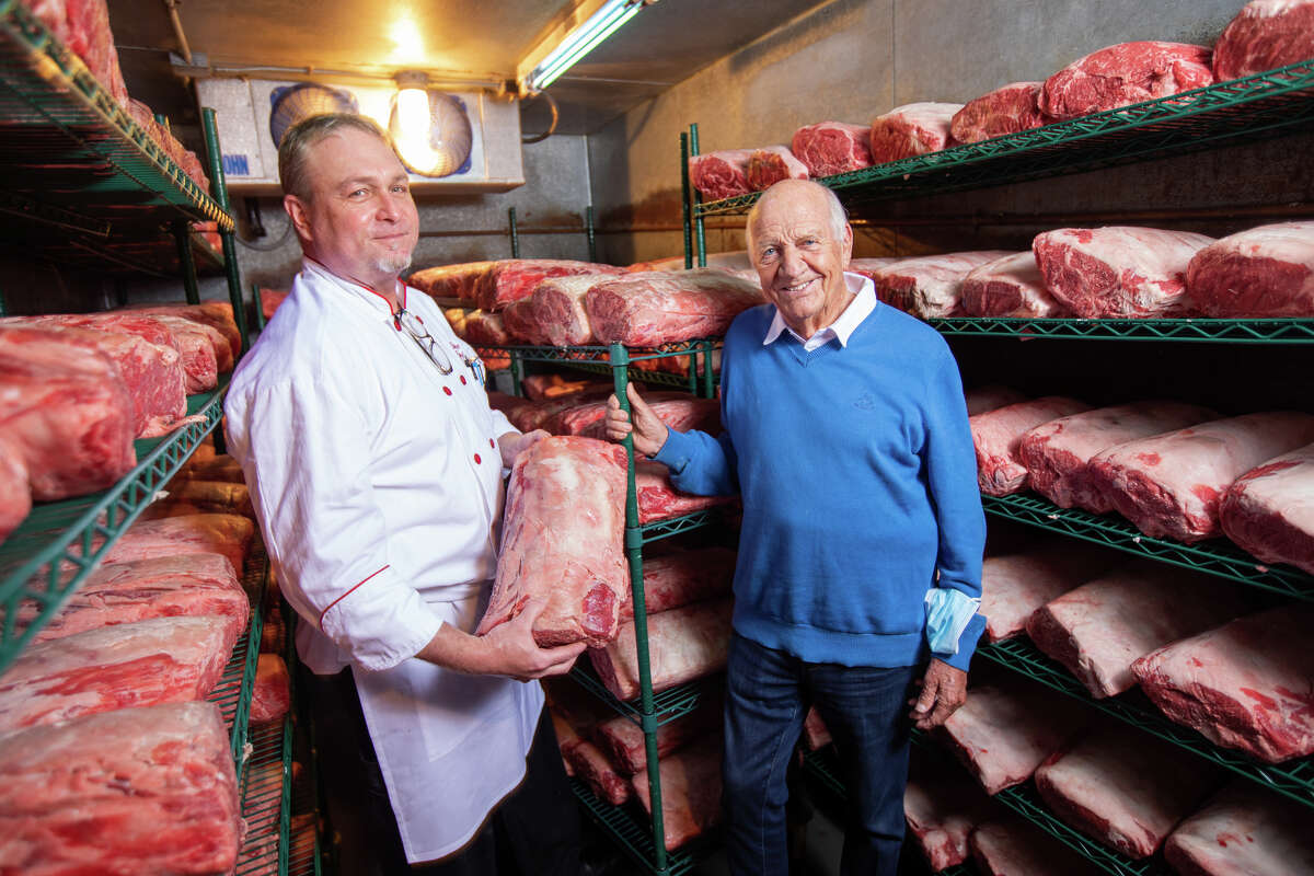 De izquierda a derecha, el chef ejecutivo Doug Braun de House of Prime Rib y el propietario Joe Betz posan para una foto en la cámara frigorífica del restaurante en San Francisco el 6 de julio de 2022.