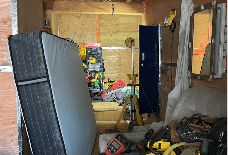  La policía de la Bahía de San Francisco encuentra un elaborado búnker lleno de objetos robados en un campamento