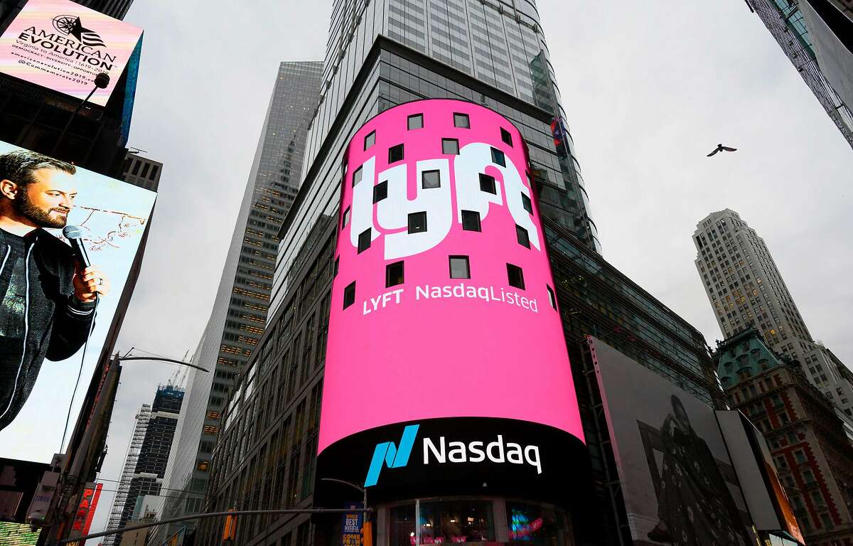 En esta foto de archivo, el logotipo de Lyft se muestra en la pantalla de las oficinas de Nasdaq en Times Square el 29 de marzo de 2019, en Nueva York.