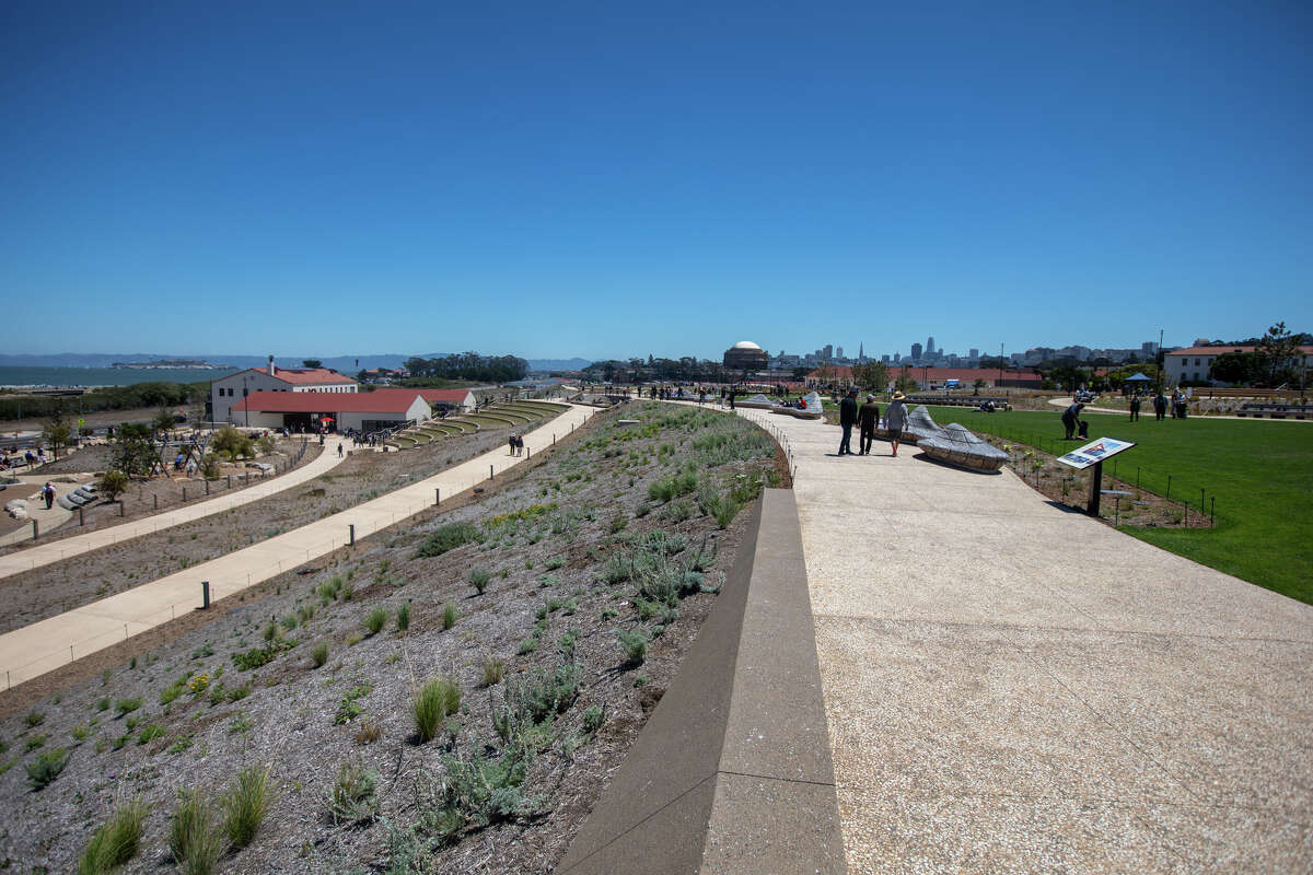 Los visitantes caminan a lo largo del control de Cliff Walk en Presidio Tunnel Tops en Presidio en San Francisco, California, el 16 de julio de 2022.