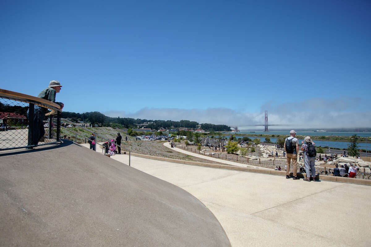 Los visitantes miran las vistas desde Presidio Tunnel Tops en Presidio en San Francisco, California, el 16 de julio de 2022.
