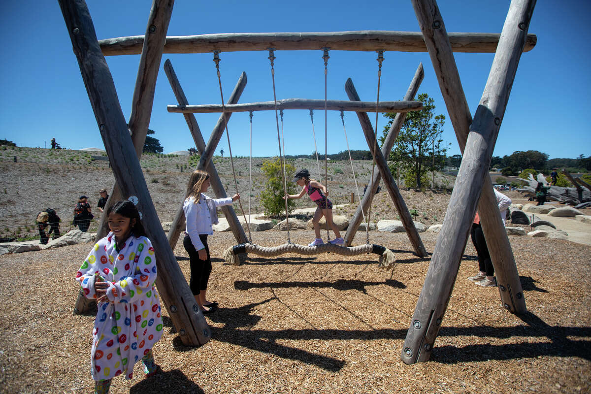 Los niños juegan en el parque infantil Outpost en Presidio Tunnel Tops en Presidio en San Francisco, California, el 16 de julio de 2022.