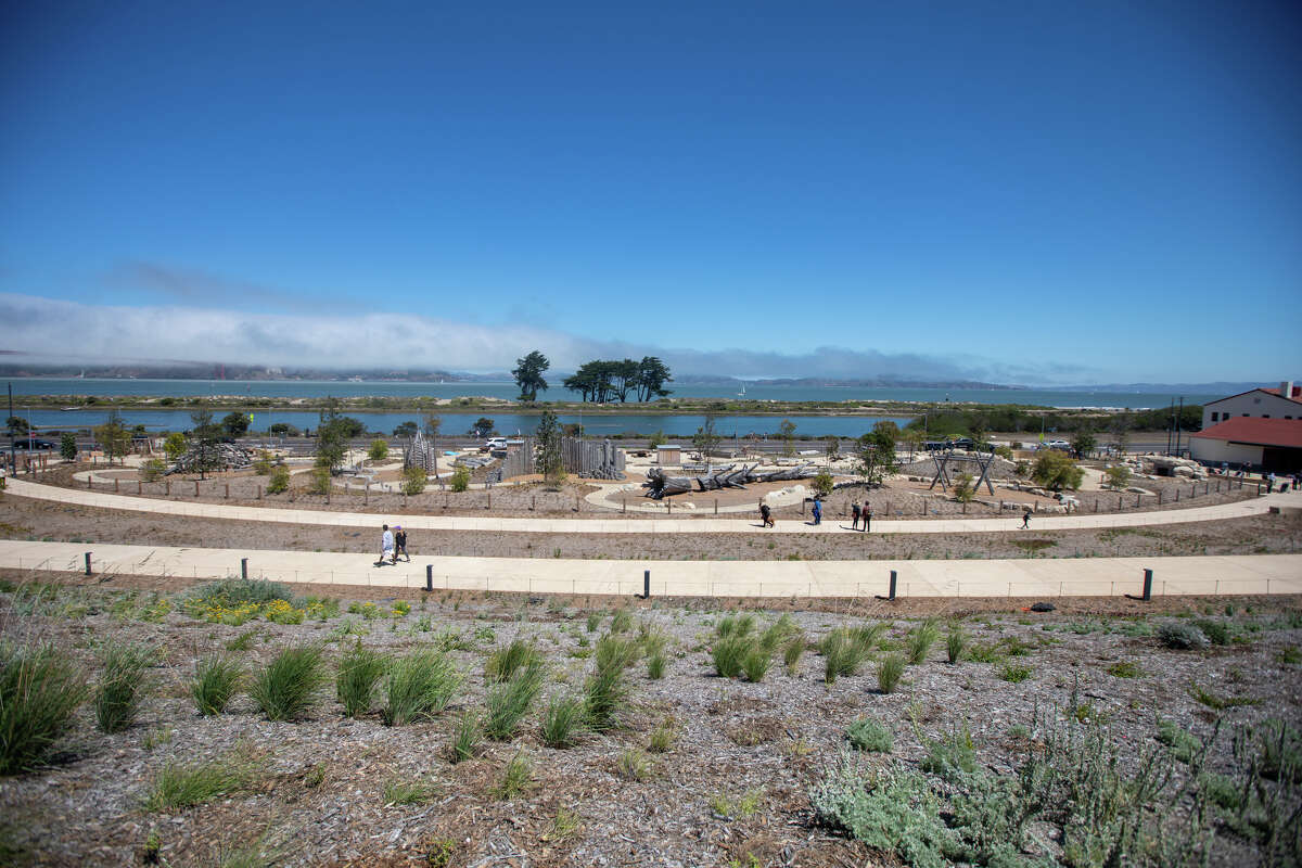 Una vista del parque infantil Outpost y Crissy Field desde Cliff Walk of the Presidio Tunnel Tops en Presidio en San Francisco, California, el 16 de julio de 2022.