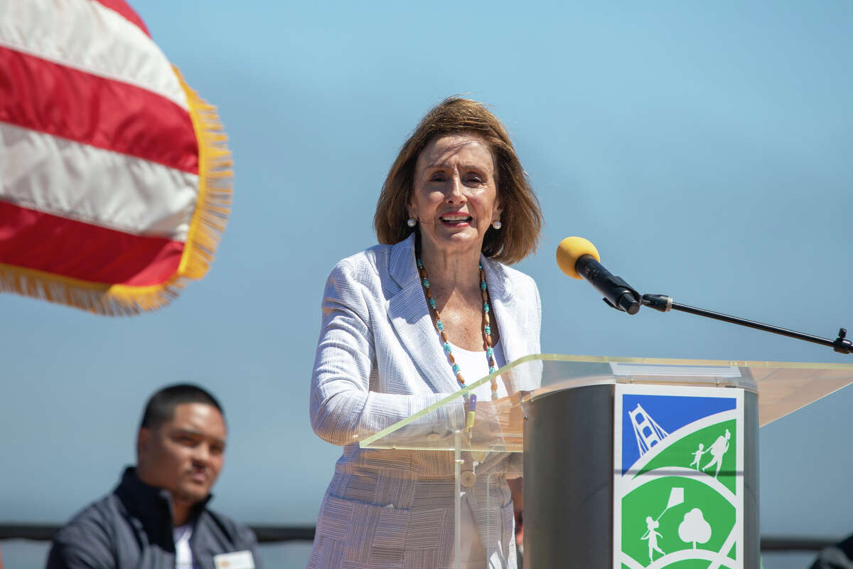 La presidenta de la Cámara de Representantes, Nancy Pelosi, habla en el corte de cinta oficial de Presidio Tunnel Tops en Presidio en San Francisco, California, el 16 de julio de 2022.
