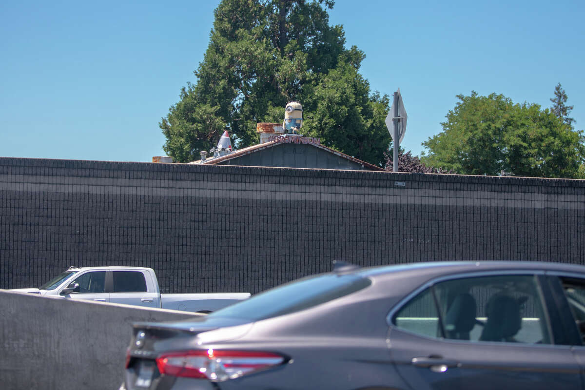 La escultura Minion tiene vista a la I-880 en la parte superior del techo en Rasco Manufacturing en Hayward, 19 de julio de 2022.