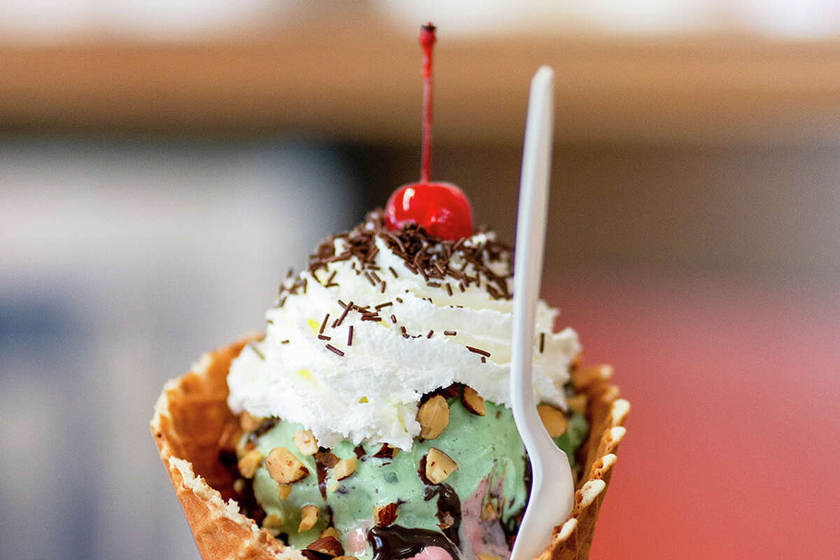 Un helado de fresa y menta con cono de waffle en Swensen's en Russian Hill el jueves 7 de julio de 2022.