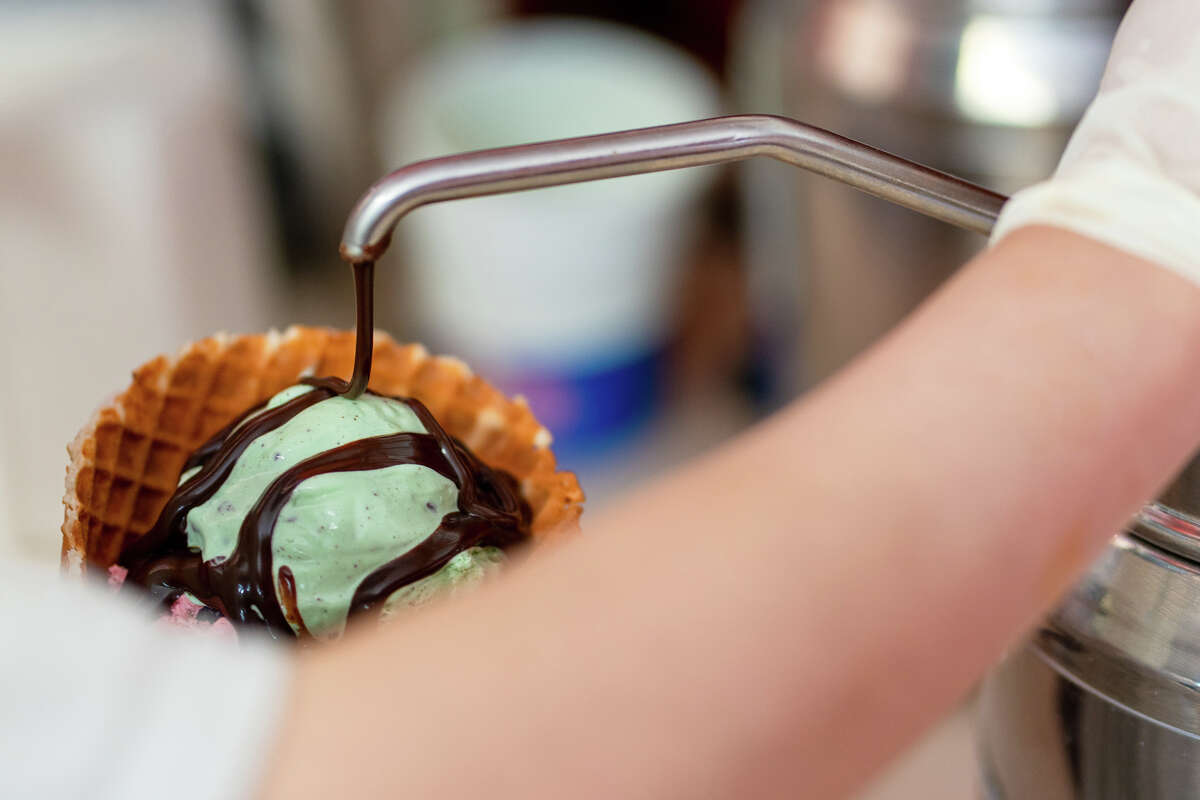 Un helado de cono de waffle con jarabe de chocolate se vierte sobre él en Swensen's en Russian Hill el jueves 7 de julio de 2022. 