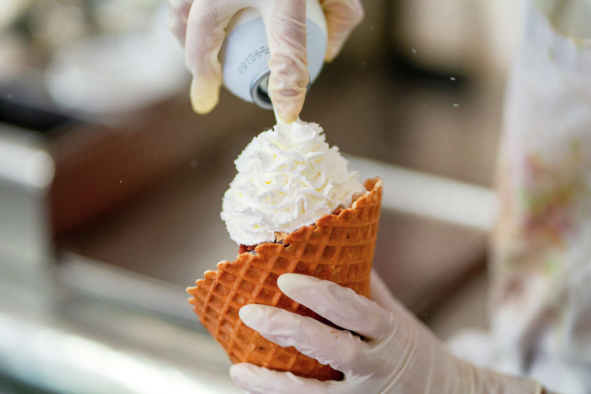 Un helado de cono de waffle con crema batida rociado sobre él en Swensen's en Russian Hill el jueves 7 de julio de 2022. 