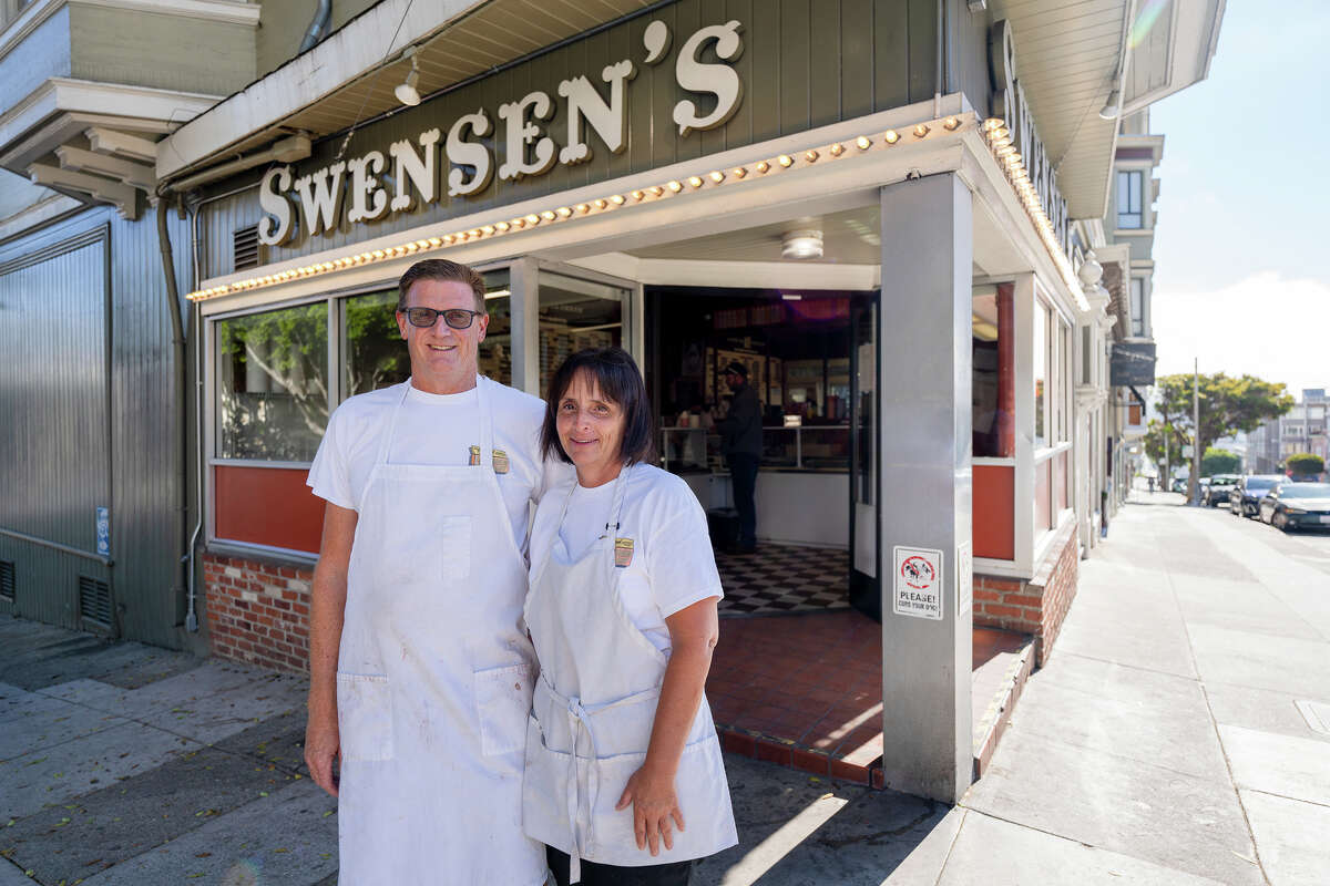 Los gerentes de Jim Laughlin y Diane Campana de Swensen posan para una foto afuera de su tienda en Russian Hill el jueves 7 de julio de 2022. 