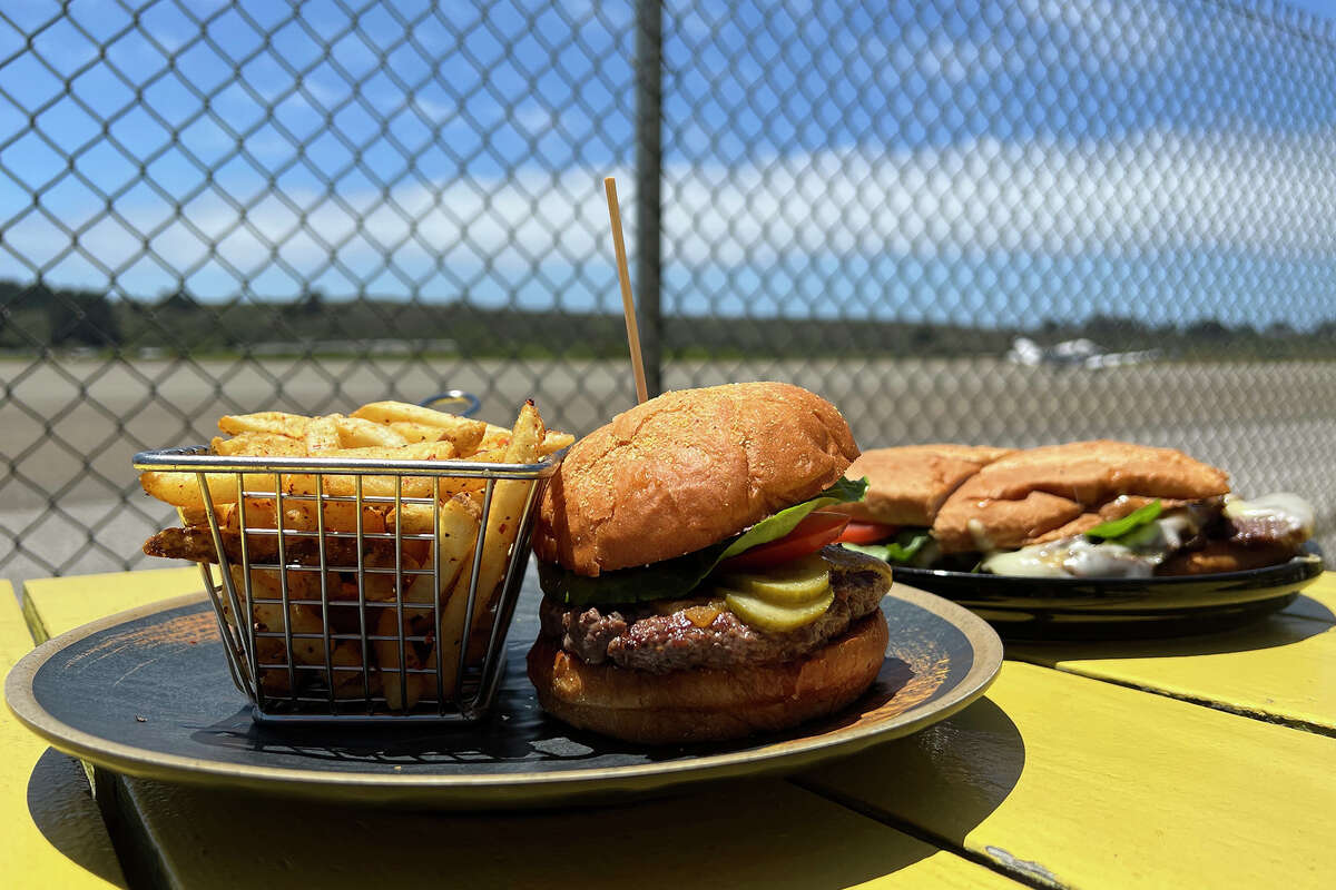 En Pilot Light Cafe, los clientes pueden cenar y ver los aviones despegar y aterrizar en el aeropuerto de Half Moon Bay.