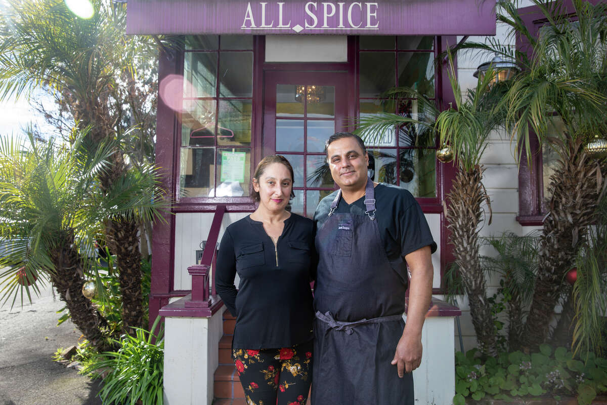 Los propietarios Shoshana Wolff, a la izquierda, y Sachin Chopra frente al restaurante All Spice en San Mateo, California, el 11 de enero de 2022. El restaurante se encuentra en una histórica casa victoriana de 1906.