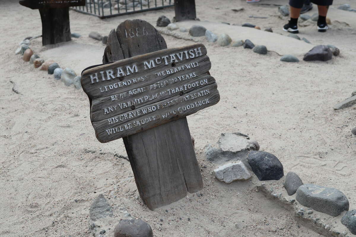 Pisa la tumba de Hiram McTavish y te llevarás una sorpresa espeluznante.