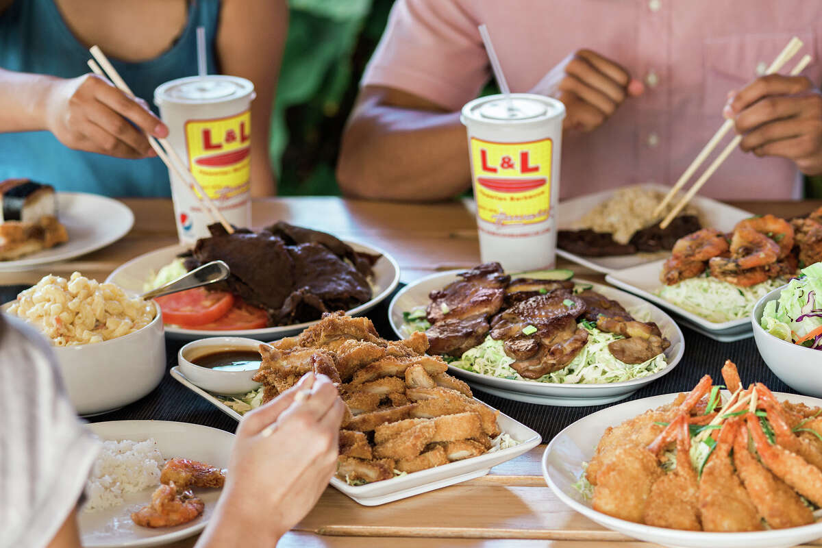 En el menú de L&L hay carne asada, pollo katsu y camarones con ensalada de macarrones y arroz.