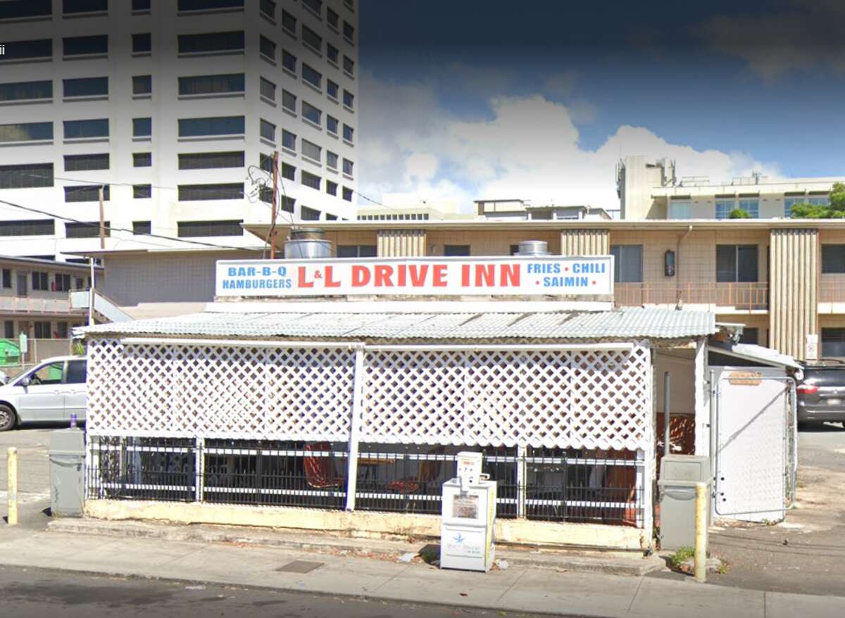 Donde todo comenzó, la primera ubicación de L&L Drive-Inn sigue en pie en Liliha Street en el vecindario Kalihi de Honolulu en la isla de Oahu.