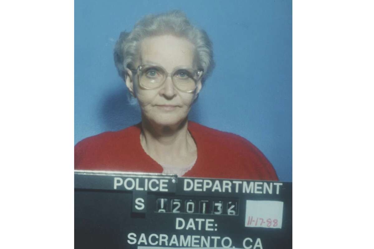 La asesina en serie Dorothea Puente en su ficha policial en 1988.