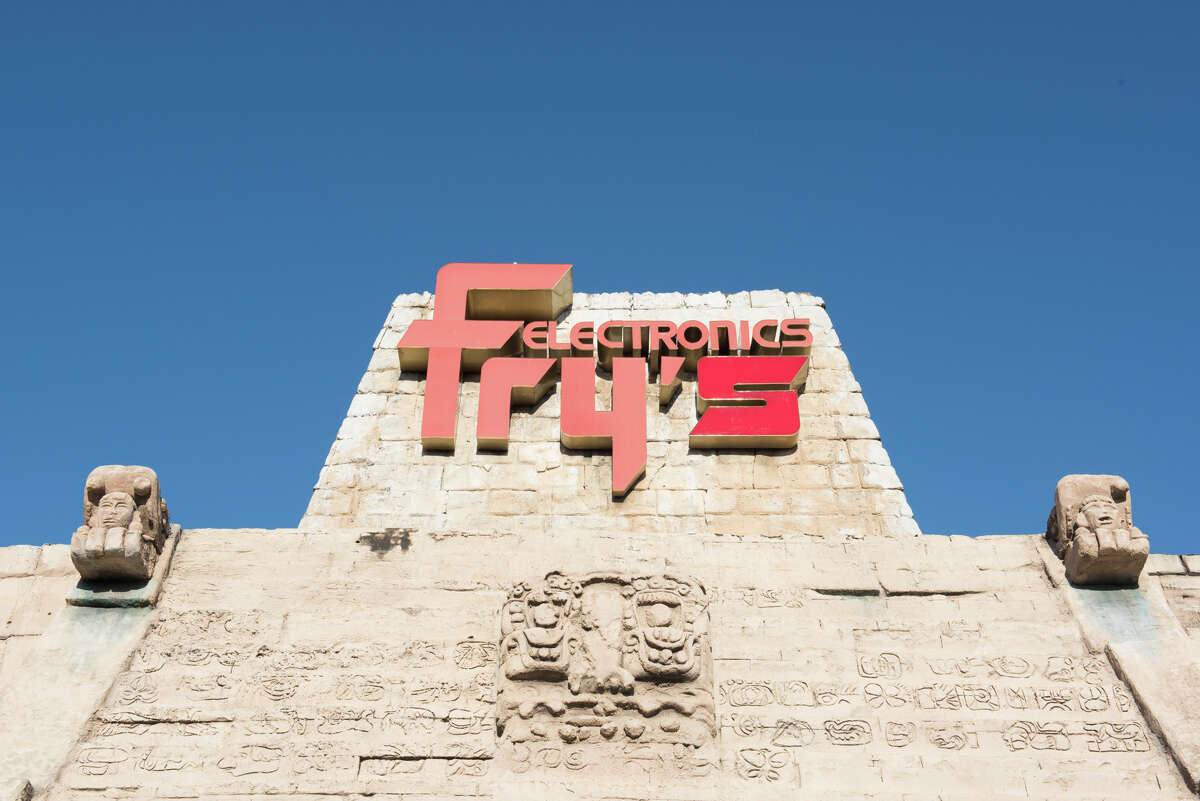 La entrada a Fry's Electronics en San José.