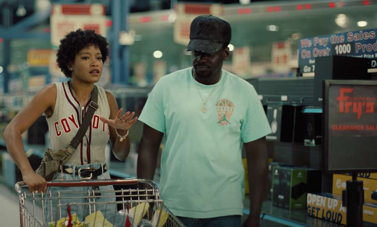 Keke Palmer y Daniel Kaluuya caminan por los pasillos de Fry's Electronics en Jordan Peele's "No." 