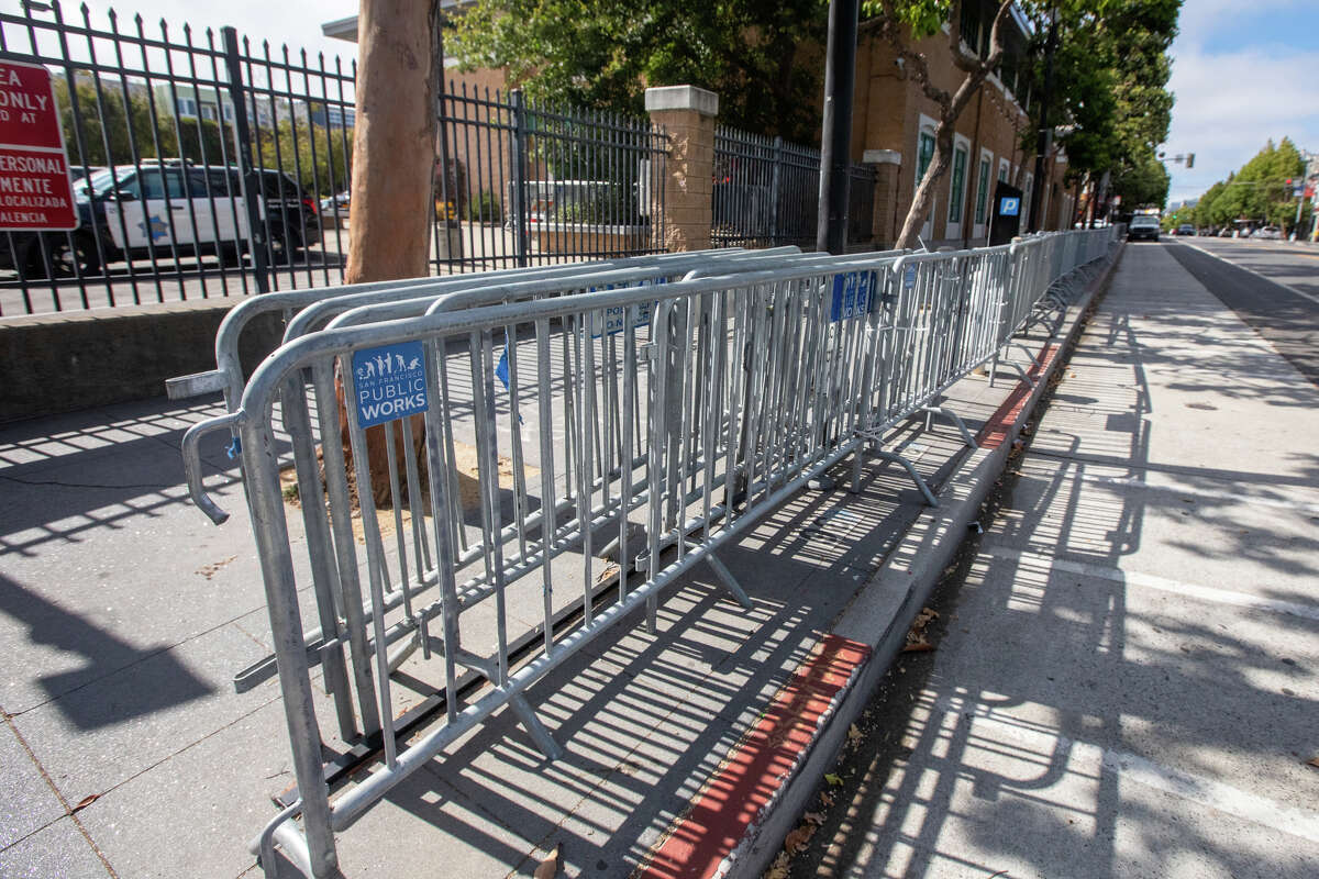 Barreras para peatones se alinean en la acera frente a la estación de policía Mission del Departamento de Policía de San Francisco en la calle Valencia en San Francisco, California, el 26 de julio de 2022.