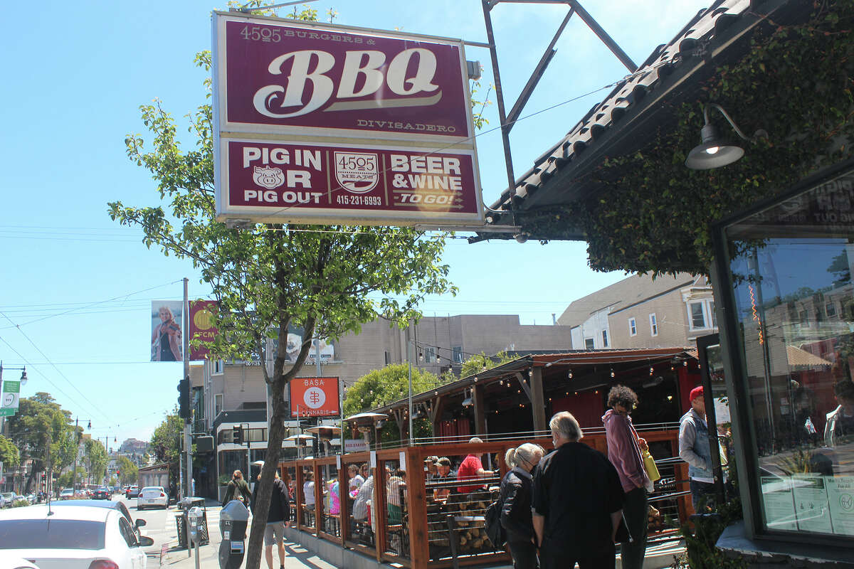 Una soleada tarde de sábado en 4505 Burgers & BBQ en San Francisco.