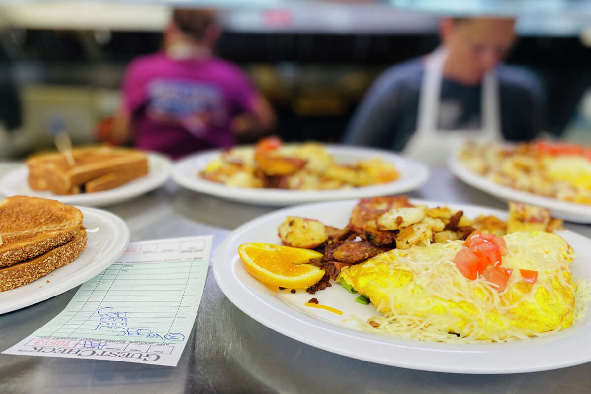 Los desayunos están listos en Gill's by the Bay, un restaurante de mariscos en el condado de Humboldt, California.