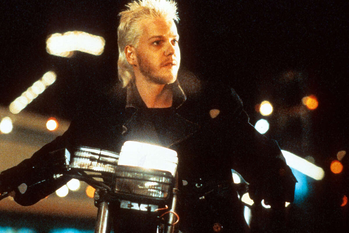 Kiefer Sutherland montando una motocicleta en una escena de la película "The Lost Boys", que se estrenó el 31 de julio de 1987. 