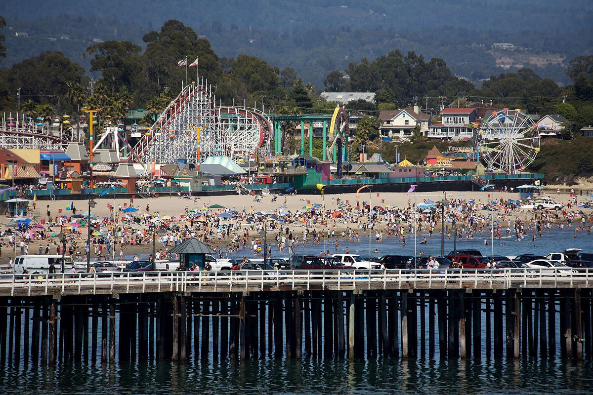 Una vista general del muelle de Santa Cruz, con el parque de diversiones Santa Cruz Beach Boardwalk detrás el 29 de julio de 2007.