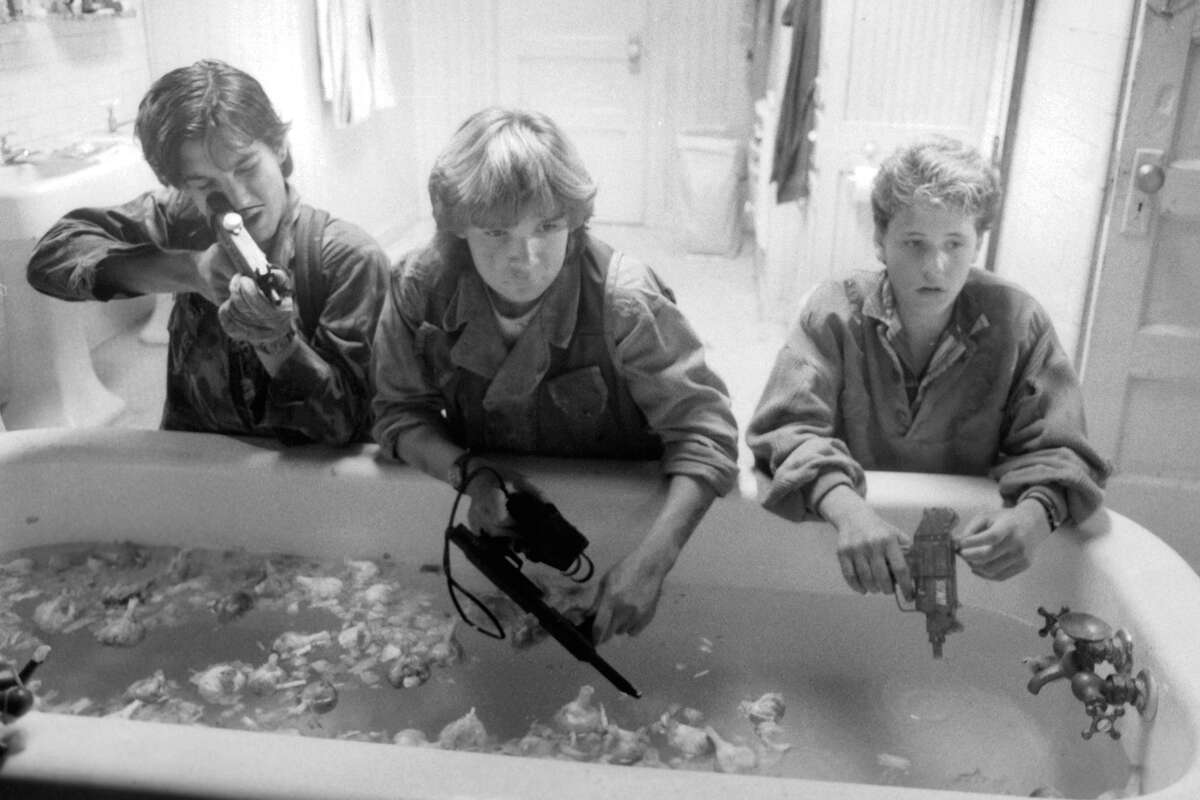 Los actores Jamison Newlander, Corey Feldman y Corey Haim en el set de "The Lost Boys". La película que definió el género se estrenó hace 35 años, el 31 de julio de 1987. 