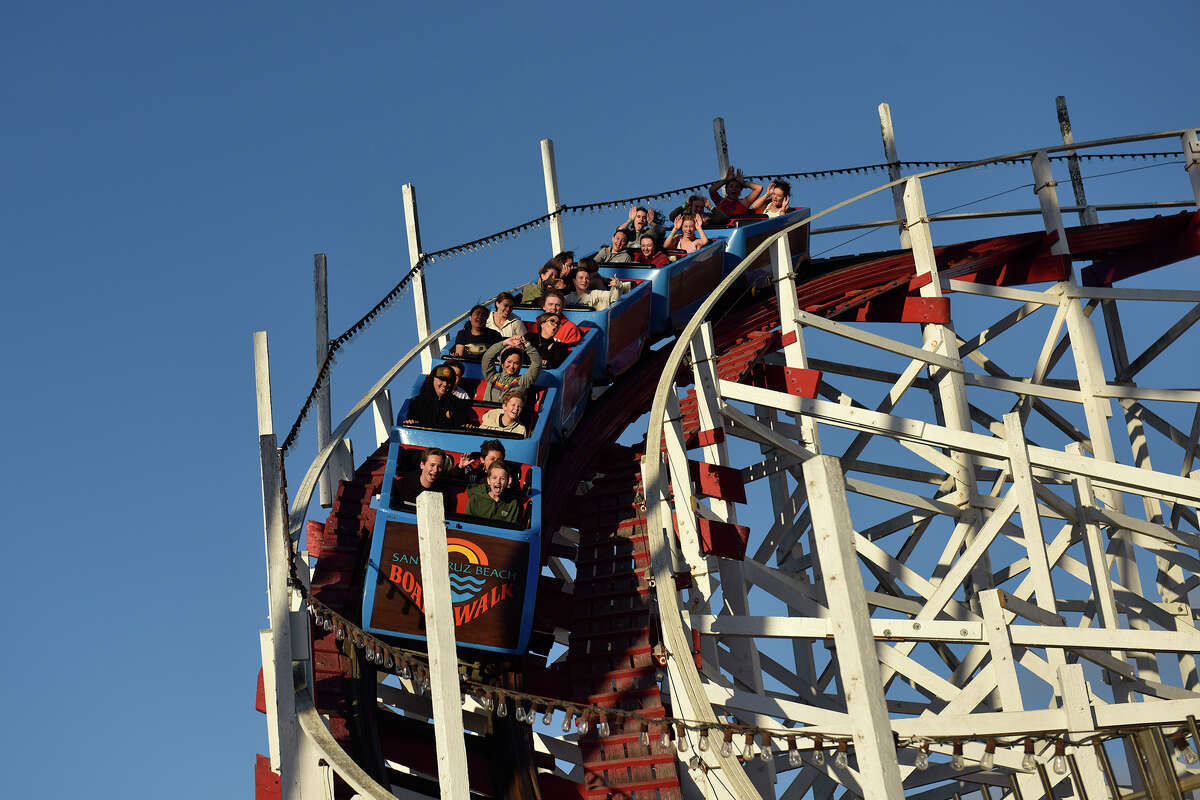 La montaña rusa Giant Dipper es un punto culminante del paseo marítimo de Santa Cruz. 