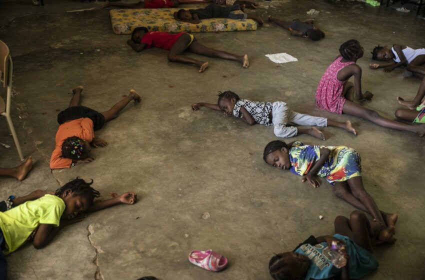  315 niños y adultos se refugian en la escuela para escapar de la guerra de bandas en Haití