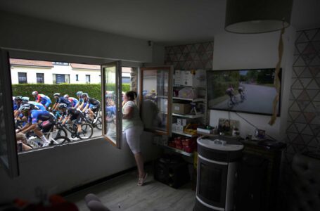 AP PHOTOS: Los ciclistas del Tour de Francia pasan en un instante