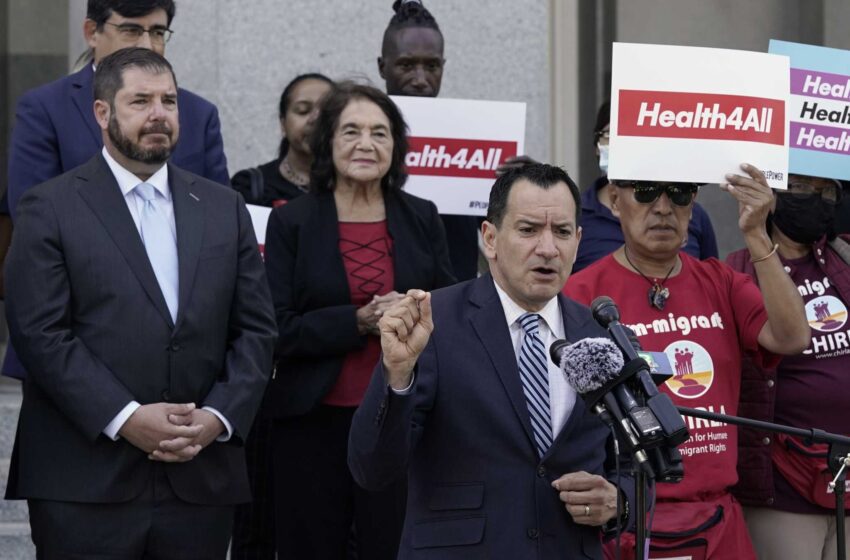  California es la primera en cubrir la asistencia sanitaria a todos los inmigrantes