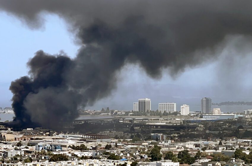  El incendio de California en el campamento de Oakland lanza una enorme nube de humo